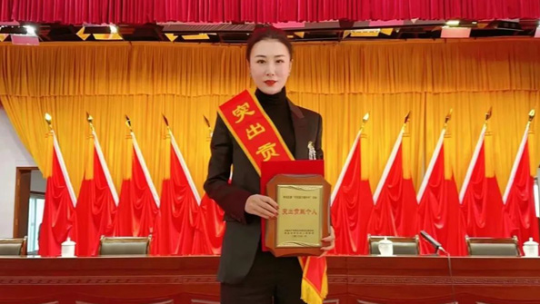 熱烈祝賀集團總經(jīng)理張娟在李滄區(qū)“作風(fēng)能力提升年”活動中，獲評“突出貢獻個人”榮譽稱號